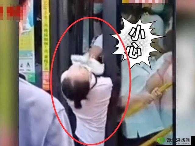公车上被猛烈进出：车门都要关不上了