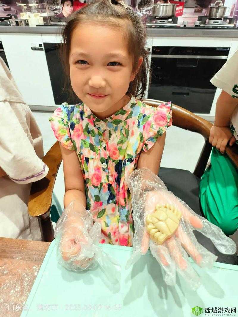 妈妈女儿齐上阵共做月饼：共享温馨亲子时光