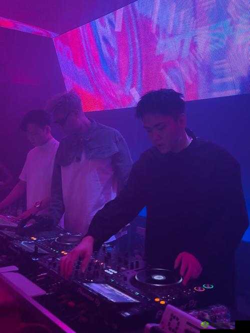 酒吧 DJ 给我避孕套，是想暗示什么？