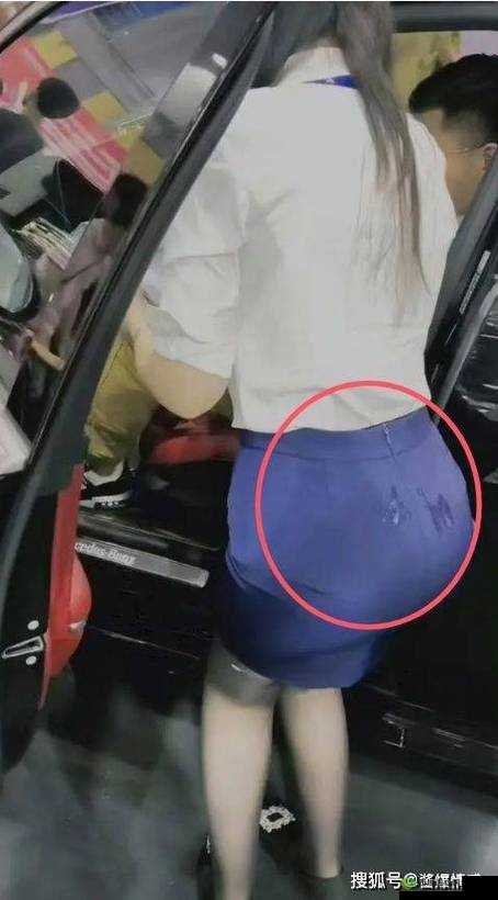 女生穿裙子双腿打开坐在椅子上，春光乍泄，被人偷拍了怎么办？